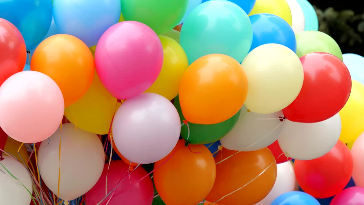 globos de helio de colores festivos