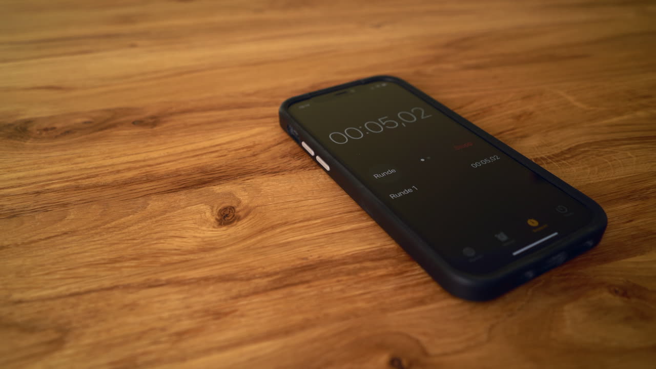 Cronometro dello smartphone su un tavolo di legno.