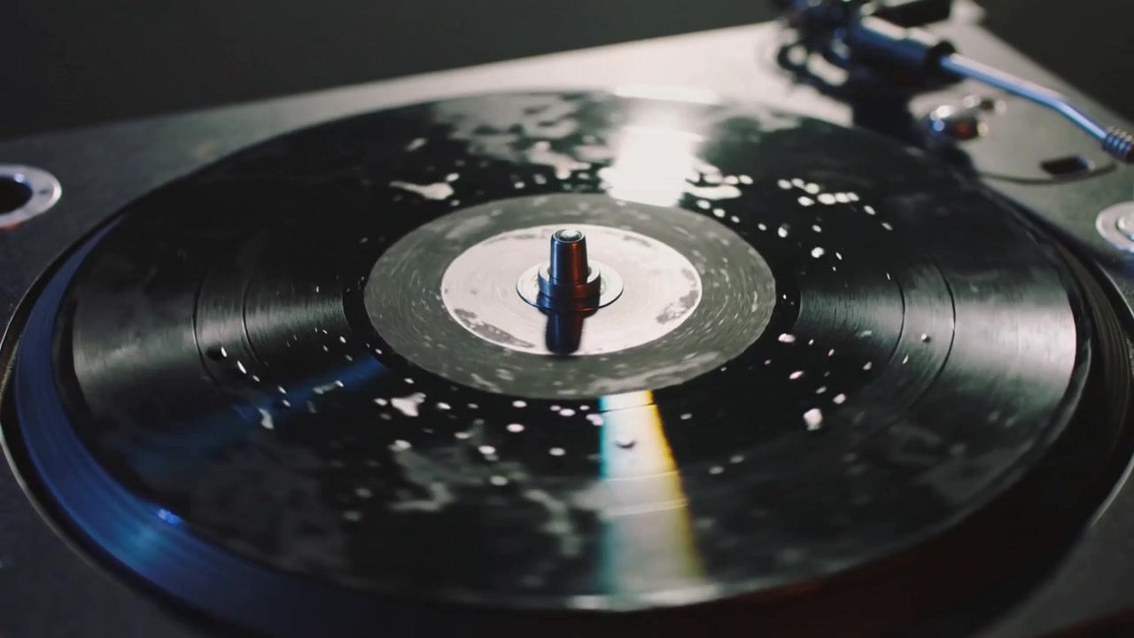 Motore che si avvia, disco in vinile che gira nella cabina del DJ, gocce che si allontanano dalla rotazione, arcobaleno che si estende