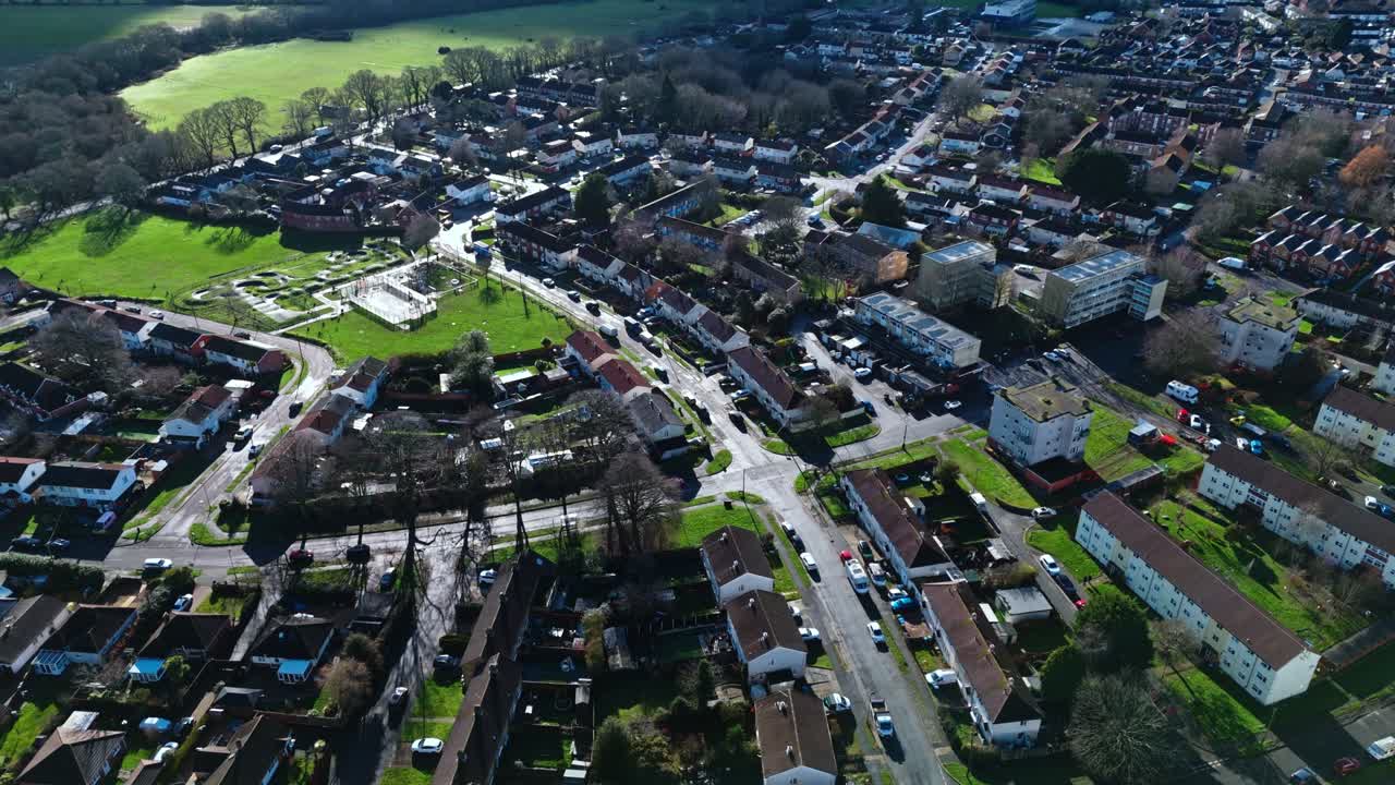Luftaufnahme einer Landschaft mit einer Drohne über Sholing, einer Region in Southampton, England. Eine wunderschöne Vorstadt mit roten Häusern, Gärten, stark befahrenen Straßen mit Verkehr und Autos während eines wunderschönen Wintersonnenuntergangs