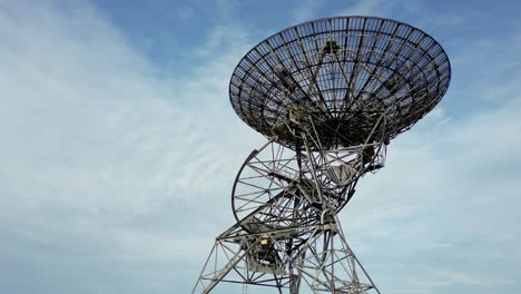 vista aérea de ángulo bajo en órbita cambridge mullard radiotelescopio plato mrao y cielo azul