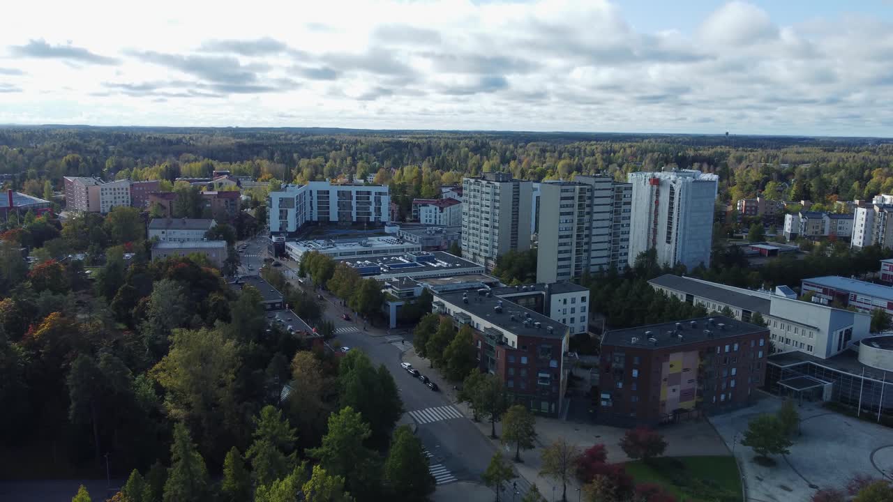 Edifici residenziali a molti piani a Kerava, Finlandia, si ergono sopra una foresta boreale.