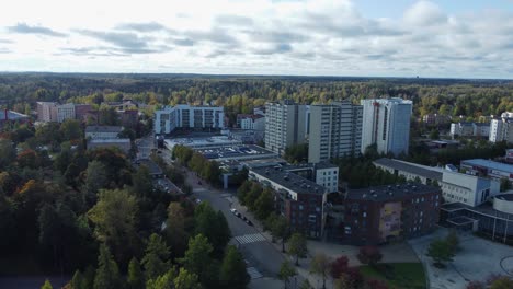 los edificios de apartamentos de gran altura en kerava, finlandia, se elevan sobre el bosque boreal.