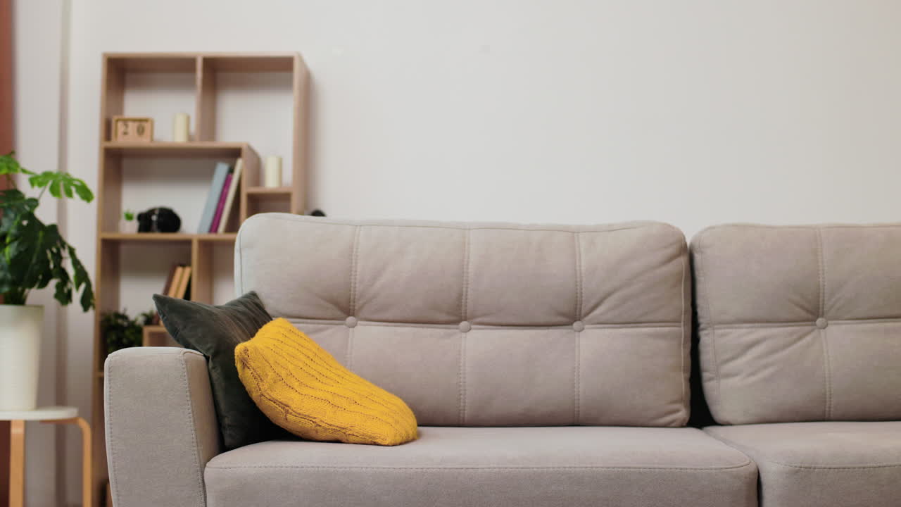 집에 있는 어린 소녀