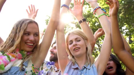 Animación-De-Formas-Rojas-Sobre-Gente-Feliz-Bailando-Al-Aire-Libre