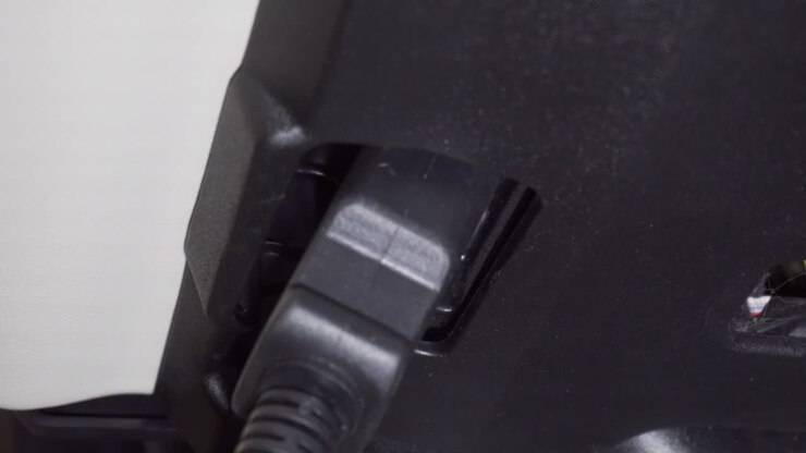 Tilslutning af diagnosekabel til bilens OBD2-protokolstik