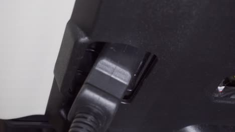 conexión del cable de diagnóstico al conector del protocolo obd2 del coche.