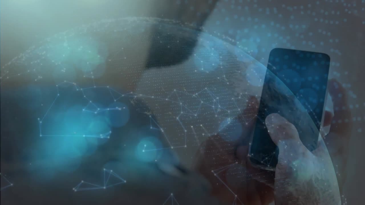 animación del globo con red de conexiones sobre la mujer usando teléfono inteligente