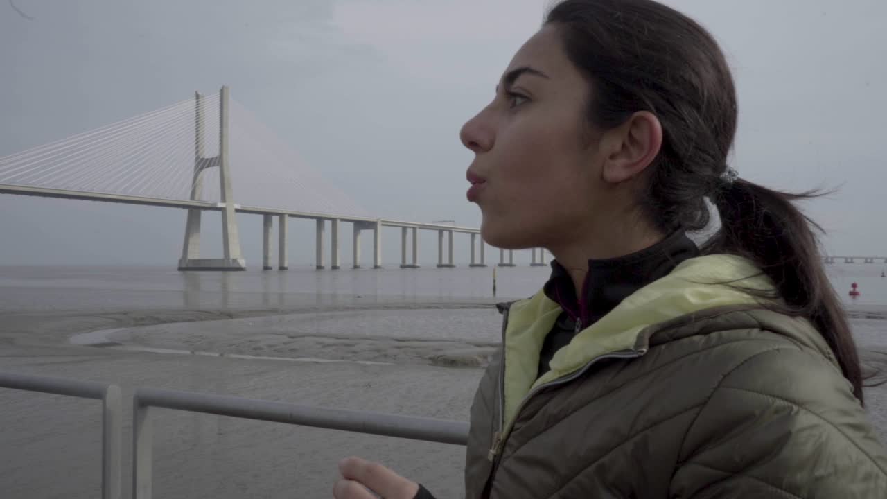una joven hindú cansada bebiendo agua y descansando después del entrenamiento