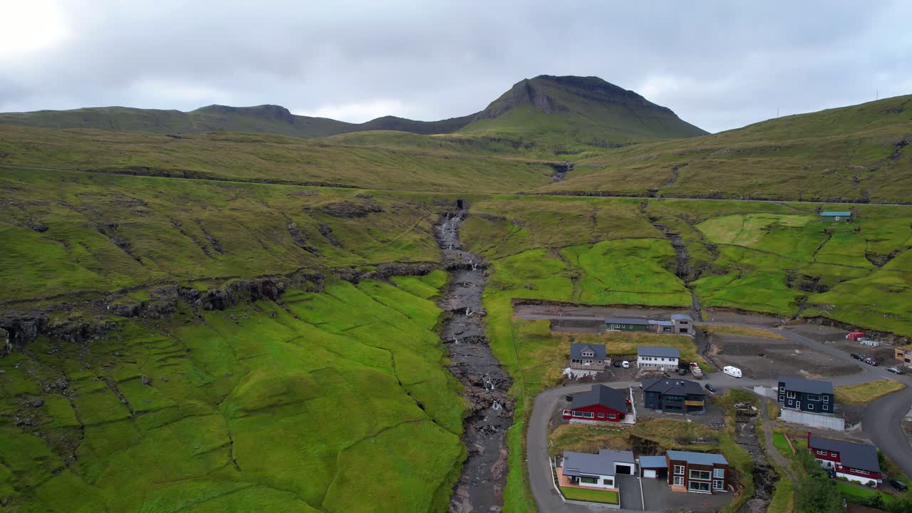 산 들 사이 에 위치한 스트레이모이 섬 에 있는 크비비크 마을 위 에 있는 멋진 풍경