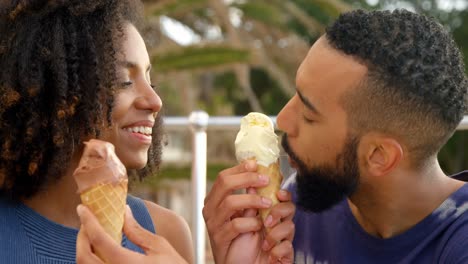 pareja comiendo helado en la playa 4k