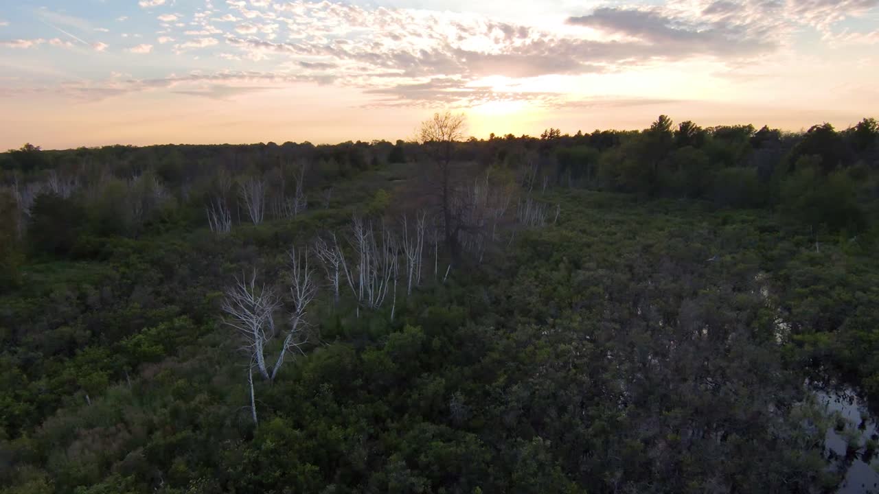 FPV video z dronu Presque Isle při západu slunce