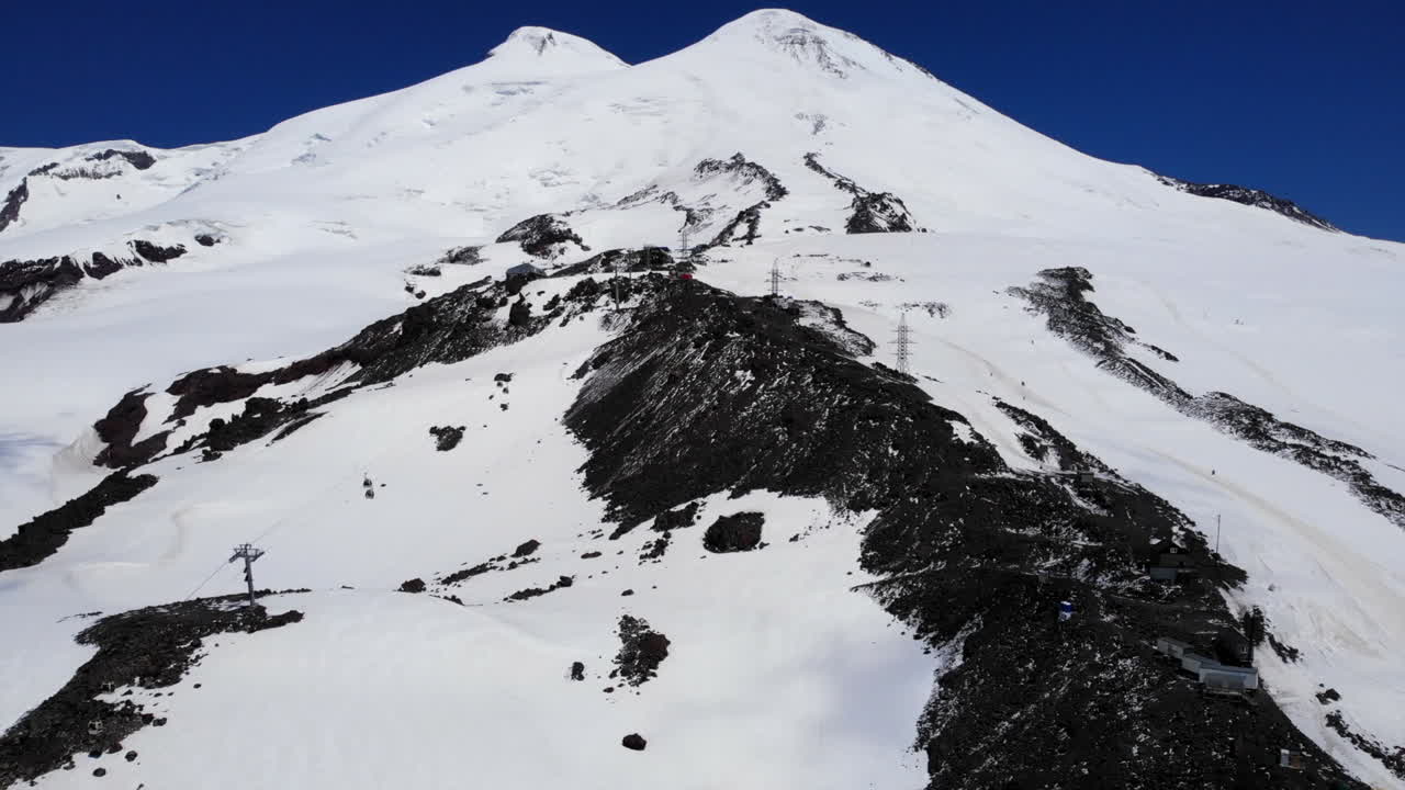 눈 덮인 산의 풍경