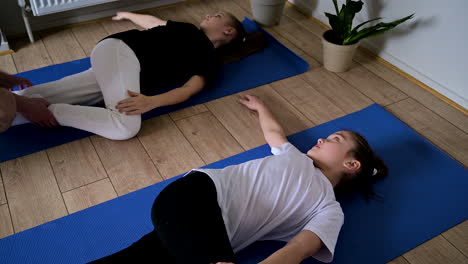 niños acostados en una alfombra de yoga