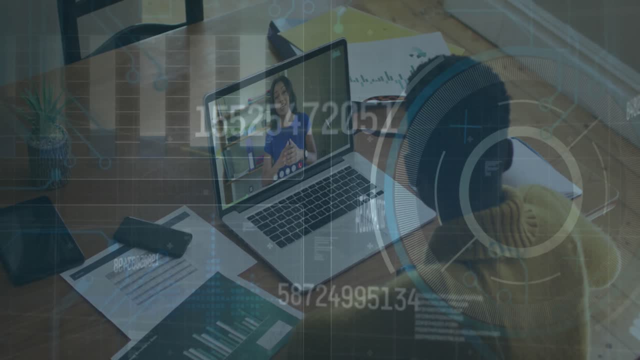 animación de datos de procesamiento de escáner sobre dos colegas diversos haciendo una llamada de video en la computadora portátil