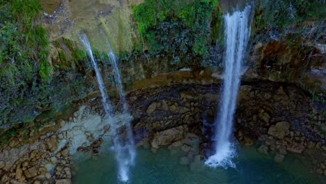 Dos-Cascadas-Caen-En-Una-Piscina-De-Agua-Dulce,-Caribe