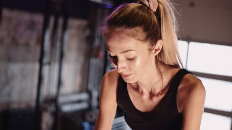 Zeitlupe-Einer-Selbstbewussten-Jungen-Frau,-Die-Auf-Einem-Stationären-Fahrrad-Im-Fitnessstudio-Radelt