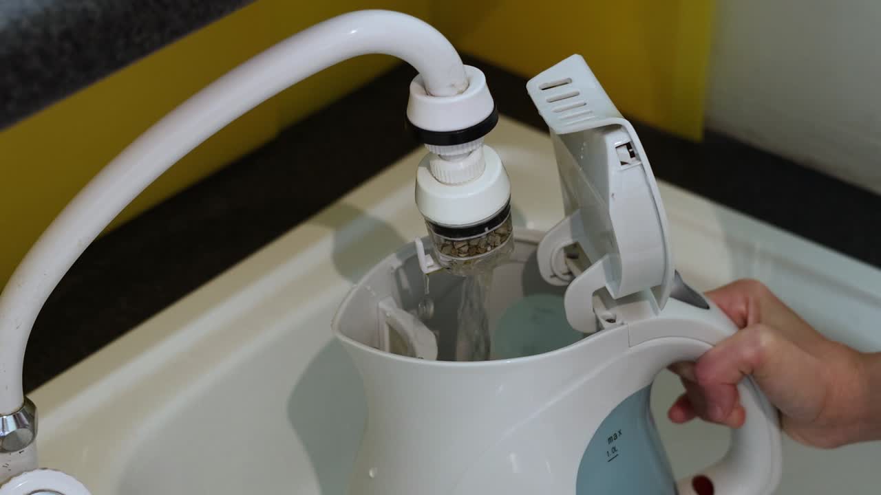 전기 케이틀을 물로 순차적으로 채우는 것.