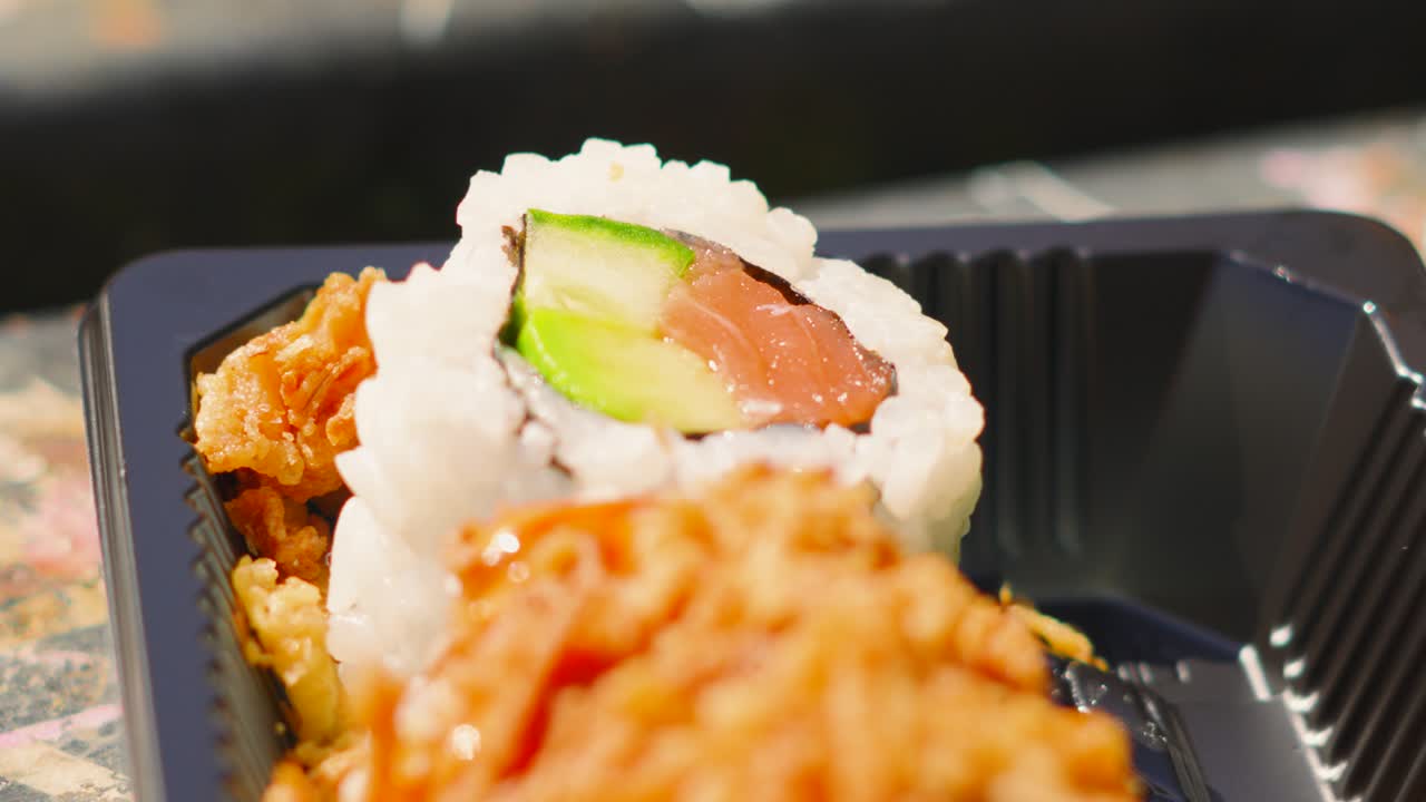 Tampilan dekat Gulungan Sushi berisi Nasi, Timun, Salmon. Makanan Ringan Makan Siang Masakan Asia Jepang