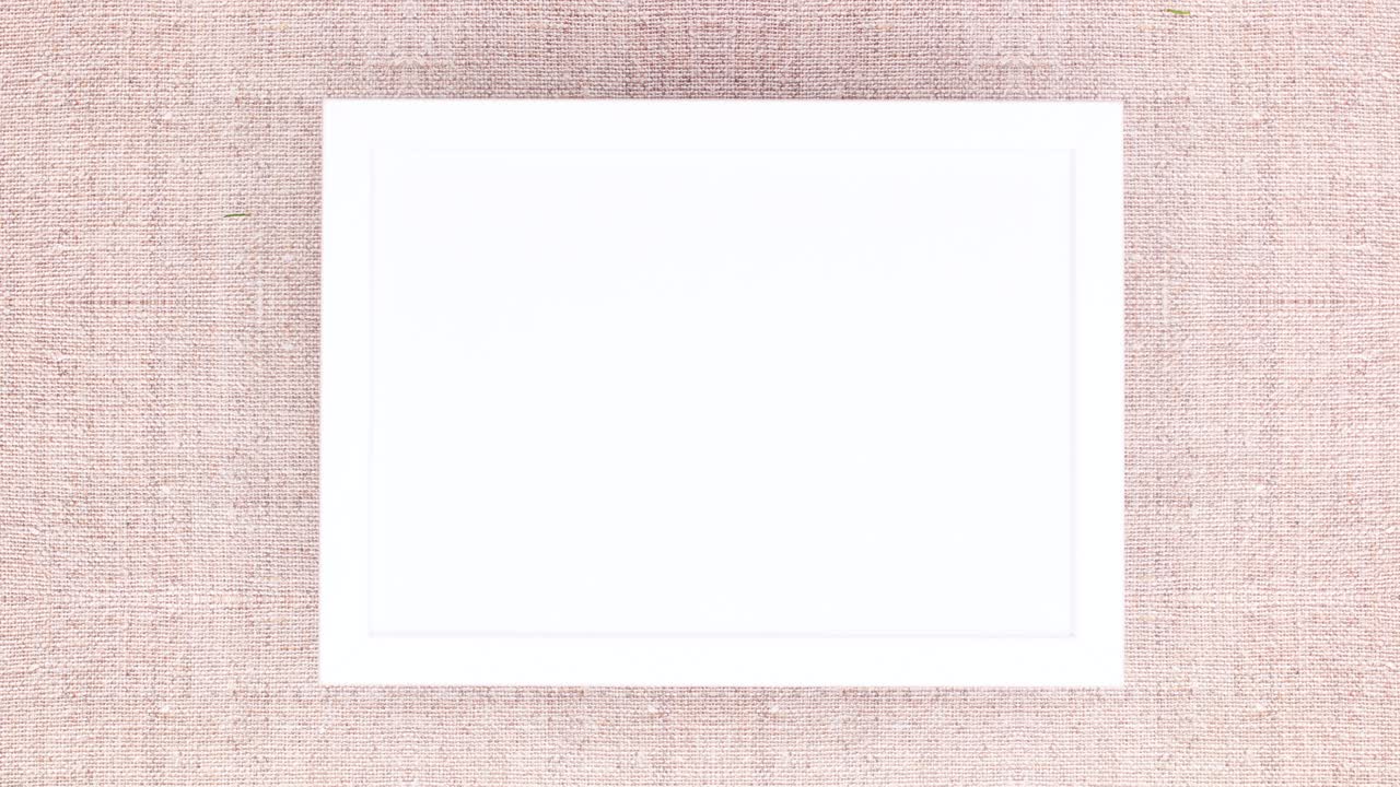 marco blanco para el texto de navidad con ramas de pino y adornos de plata.