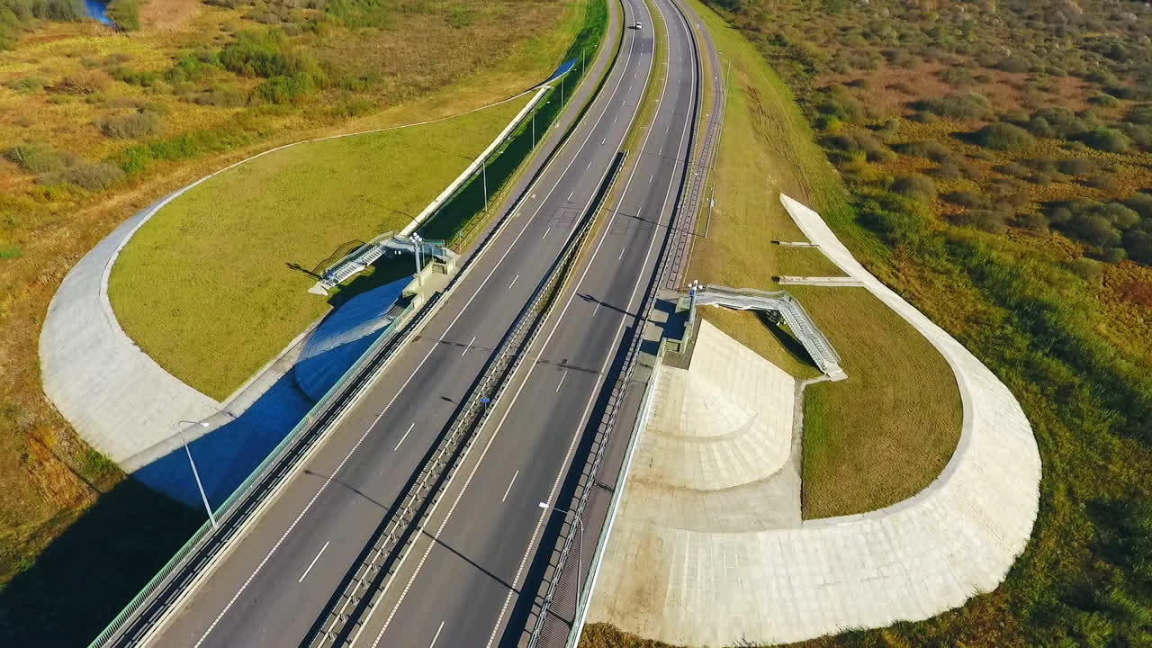 paisaje aéreo puente carretera. carretera carretera por encima del paisaje fluvial