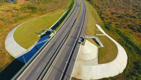 Carretera-Del-Puente-Del-Paisaje-Aéreo.-Carretera-Camino-Sobre-El-Río-Paisaje