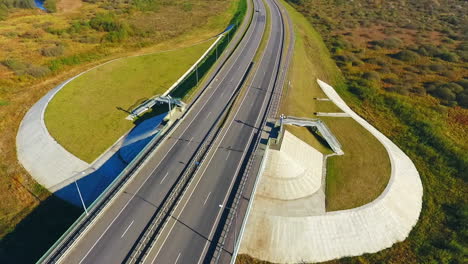 paisaje aéreo puente carretera. carretera carretera por encima del paisaje fluvial