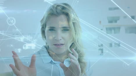 animación del procesamiento de datos sobre una mujer de negocios caucásica hablando