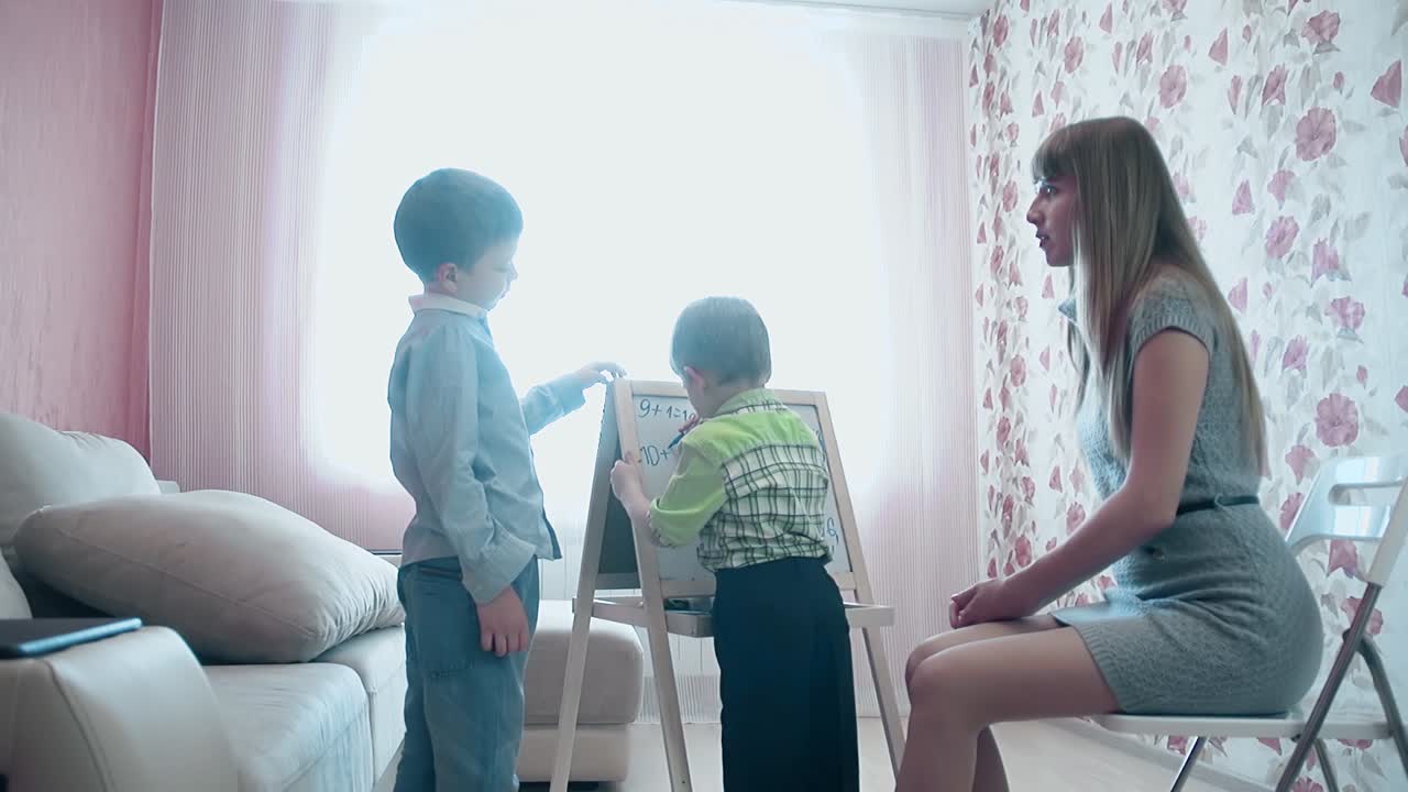 어머니 는 작은 아들 에게 숫자 를 쓰는 법 을 가르친다