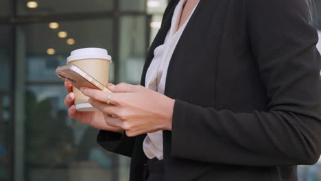 Mujer-De-Negocios-Enviando-Mensajes-De-Texto-Por-Teléfono