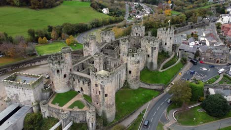 Historische-Conwy-Castle-Luftaufnahme-Des-Wahrzeichens-Stadtruine-Steinmauer-Zinnen-Touristenattraktion-Wegziehen-Steigender-Schlussschuss