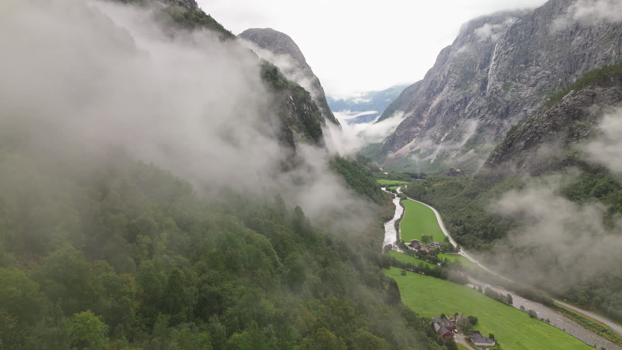 Volo cinematografico con drone attraverso le nuvole autunnali nella valle vichinga di Gudvangen, Næroyfjord, Norvegia. 50fps.