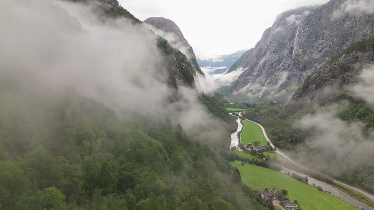 Volo cinematografico con drone attraverso le nuvole autunnali nella valle vichinga di Gudvangen, Næroyfjord, Norvegia. 50fps.