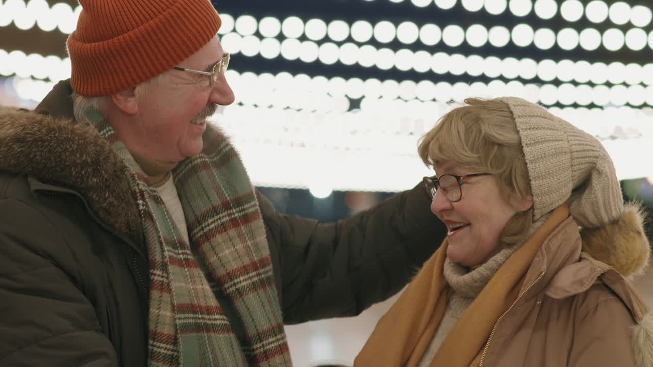 행복한 고등 부부 아이스 스케이팅