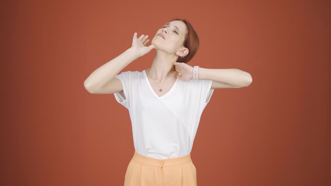 목 통증이 있는 여자.