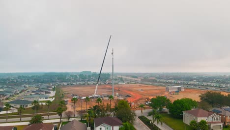 Una-Hermosa-Toma-De-4k-De-Una-Grúa-Y-Una-Torre-De-Telefonía-Celular-En-Un-Sitio-De-Construcción-En-El-Sur-De-Los-Estados-Unidos