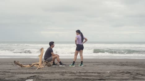 una pareja en la playa.