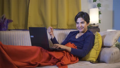 el hombre que se enojó por lo que vio en la computadora portátil.