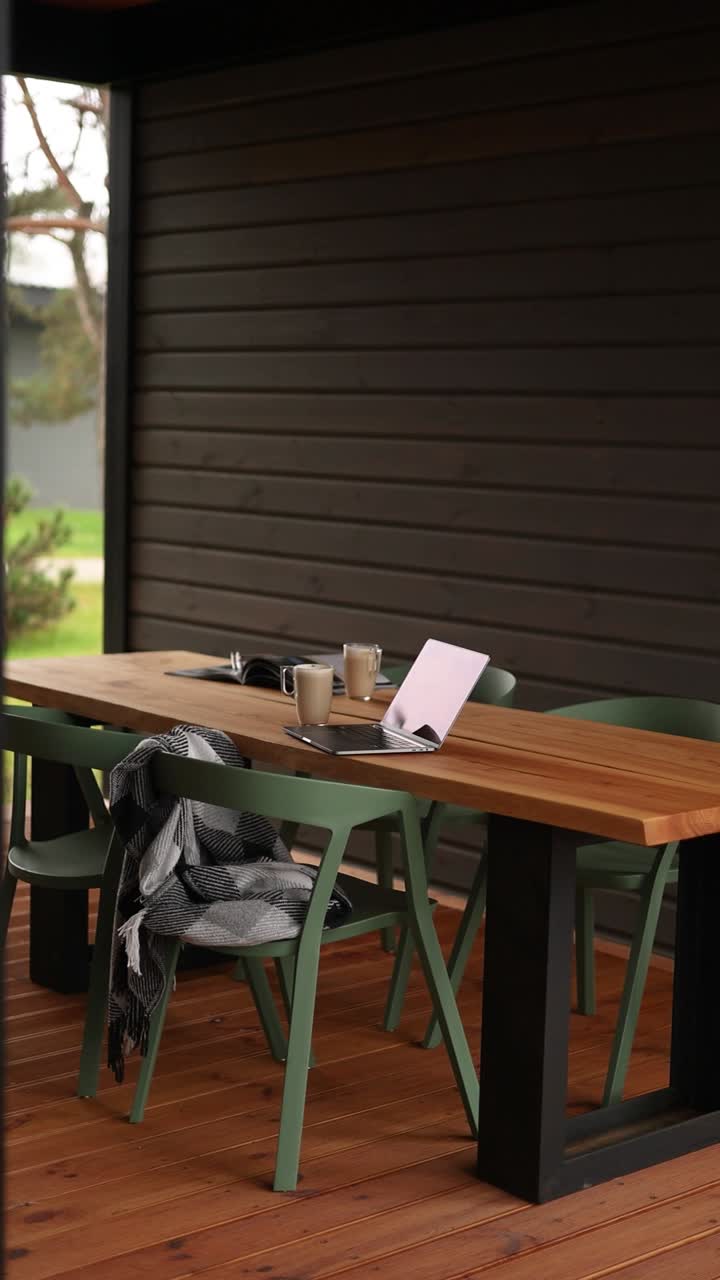 espacio de trabajo al aire libre acogedor en una pérgola de madera