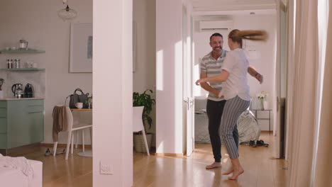 pareja joven feliz bailando en casa disfrutando del baile juntos divirtiéndose celebrando la relación