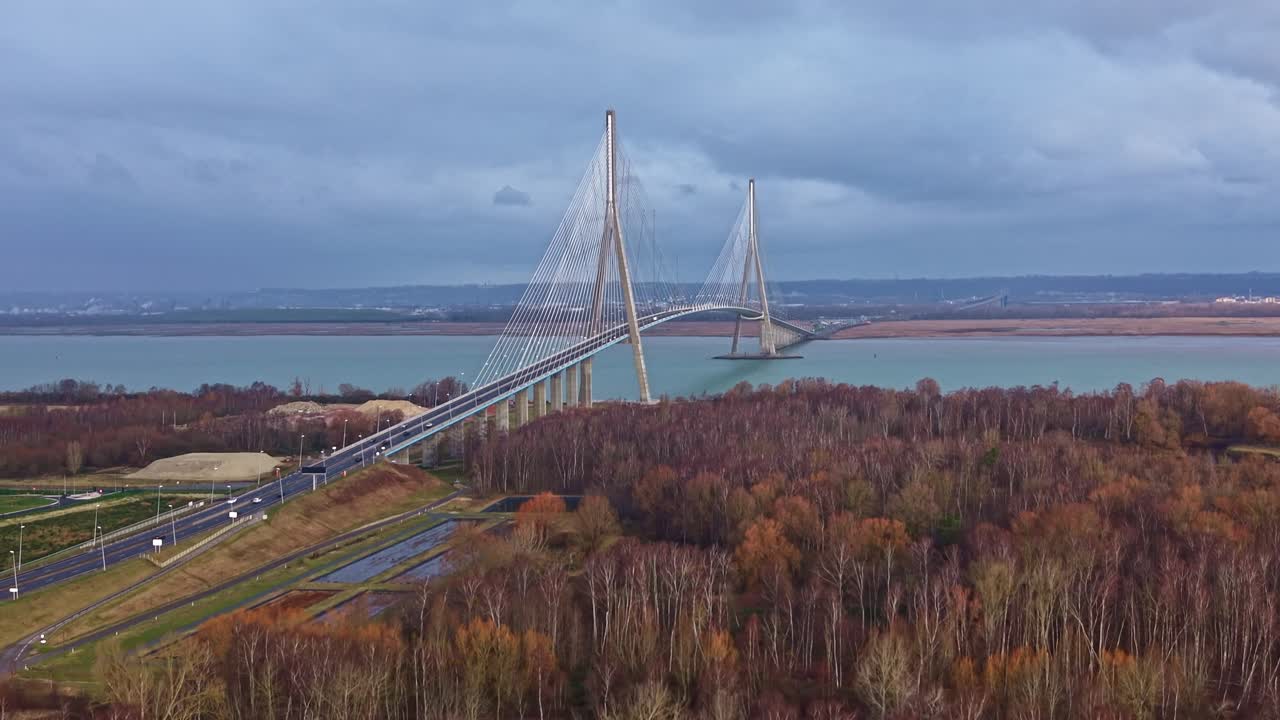 Vista aerea con drone del Pont de Normandie, ponte strallato sul fiume Senna. La foresta circostante mostra splendidi colori autunnali. Ideale per concetti di viaggi e ingegneria francesi, Francia