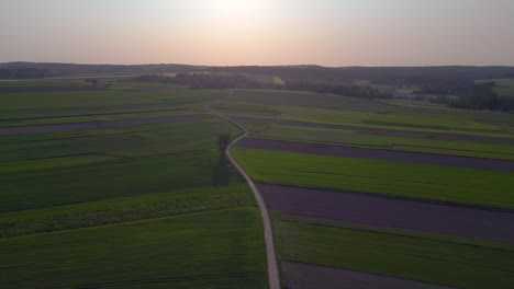 Increíble-Vista-Aérea-Superior-Vuelo-Cabina-De-Caza-Austria-Europa-Campo-Prado-Carretera-Puesta-De-Sol-Verano-23