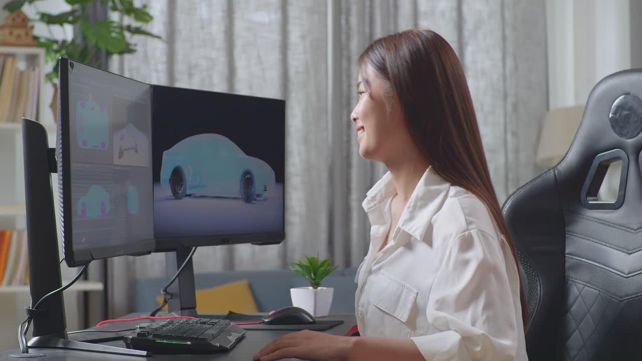 아시아 여성 자동차 디자이너가 스튜디오에 들어가서 앉아서 스튜디오의 데스크 컴퓨터에서 ev 자동차의 3d 모델을 작업하기 시작합니다.