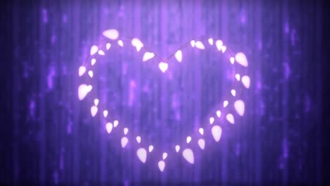 corazón brillante de luces de hadas sobre un fondo púrpura