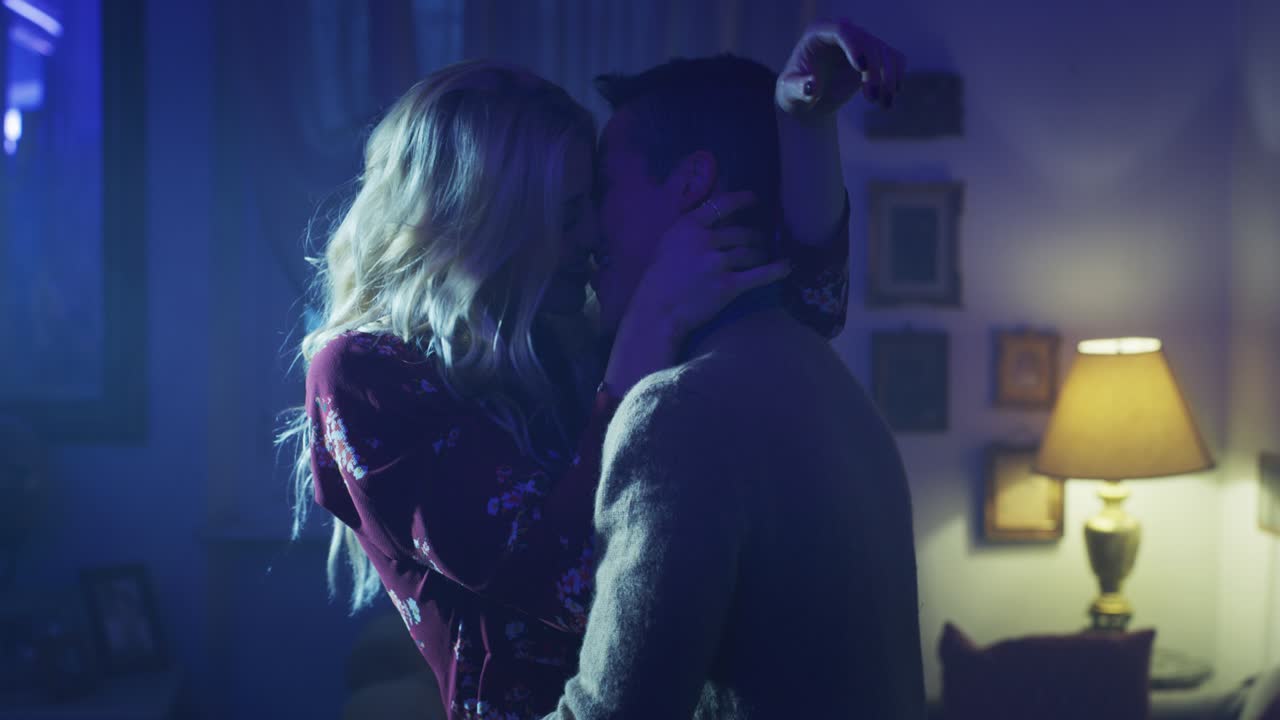 무관심하고 행복하고 만적 인 동성애 여성 동성애자 및 트랜스젠더 남성 부부는 함께 시간을 즐기고 포옹하고 키스하고 있습니다.