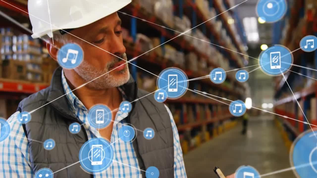 animación de redes de conexiones con iconos sobre el hombre que trabaja en el almacén