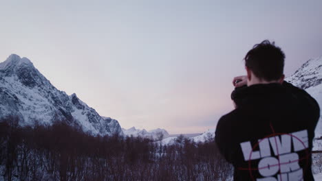 Reisender-Allein-Betrachtet-Die-Berglandschaft-Und-Macht-Fotos,-Lofoten,-Norwegen