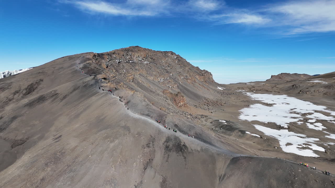 impresionante vista aérea de la cumbre del pico uhuru que se eleva por encima del kilimanjaro, revelando una toma de avión no tripulado