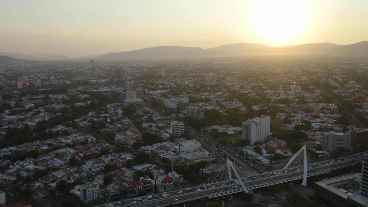 Vista aerea delle strade di Guadalajara al tramonto.