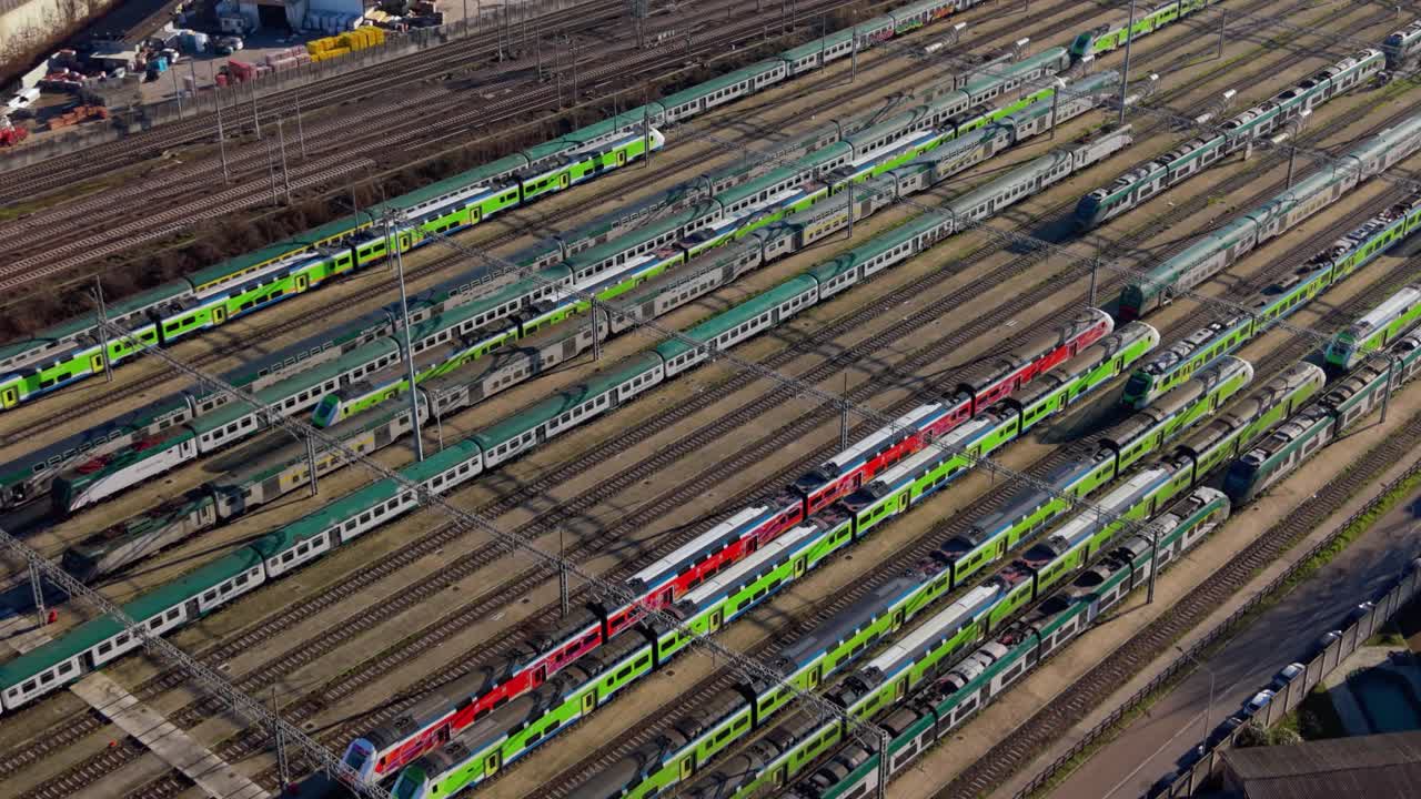 Jernbanedepot. Luftfoto af togdepot og infrastruktur i Milano, Italien.